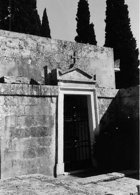 Ingresso al cimitero
