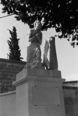 Statua di Donna afflitta