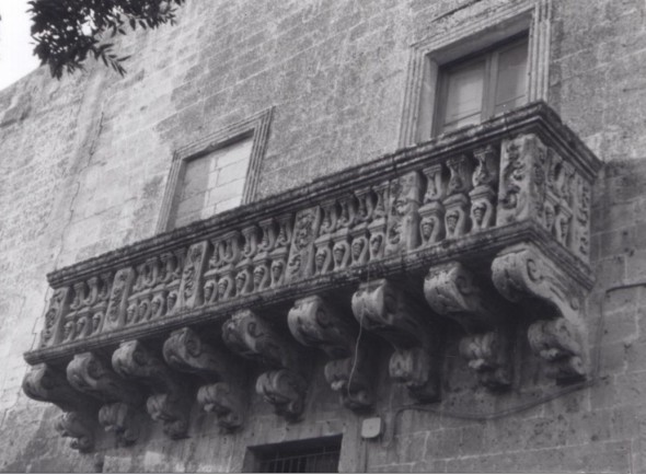 Il balcone barocco su Largo Castello