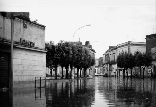 L'ampio spiazzo urbano invaso dalle acque